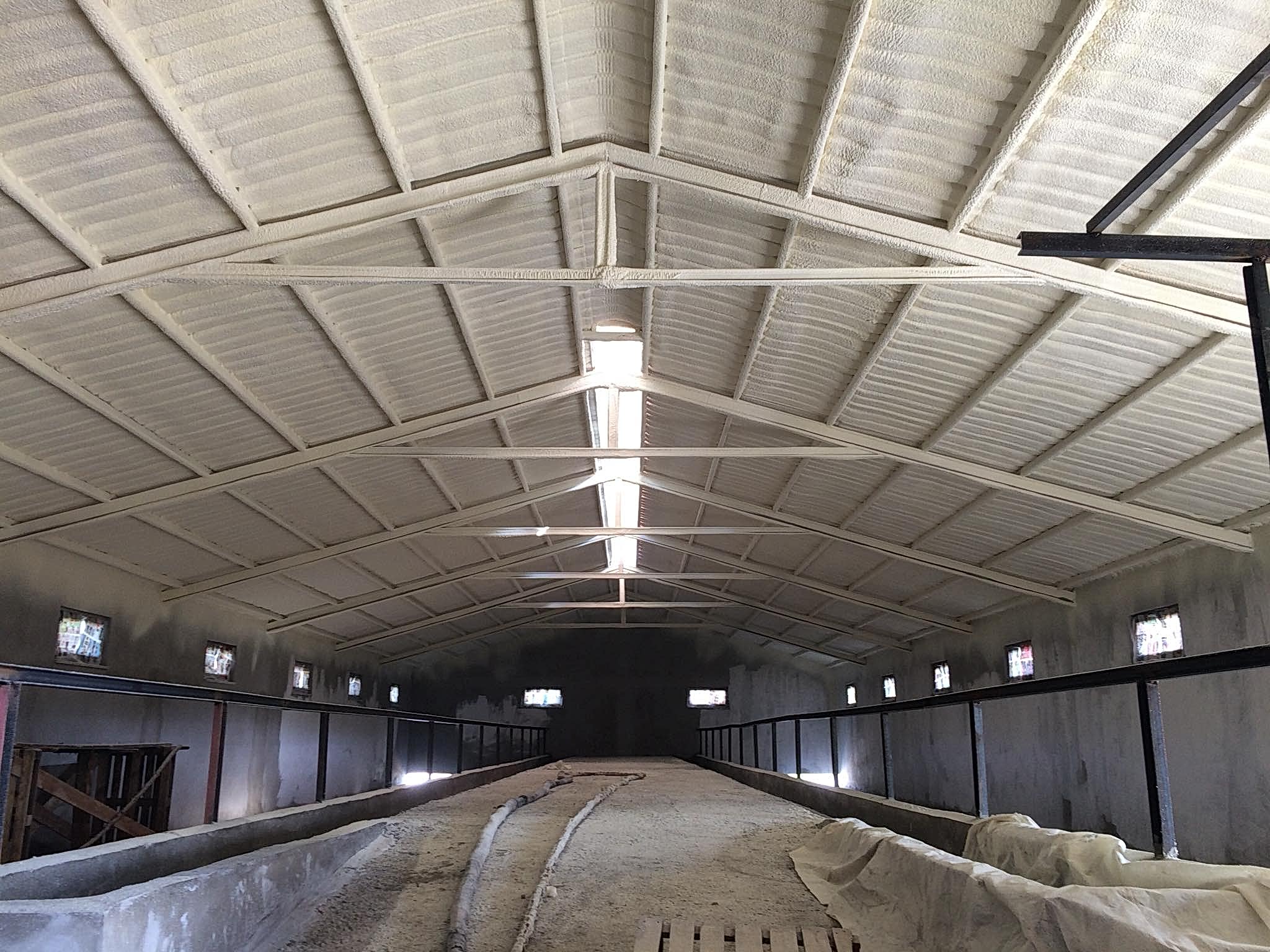 Hayvan Çiftlikleri Sprey Poliüretan Köpük Isı ve Nem Yalıtımı