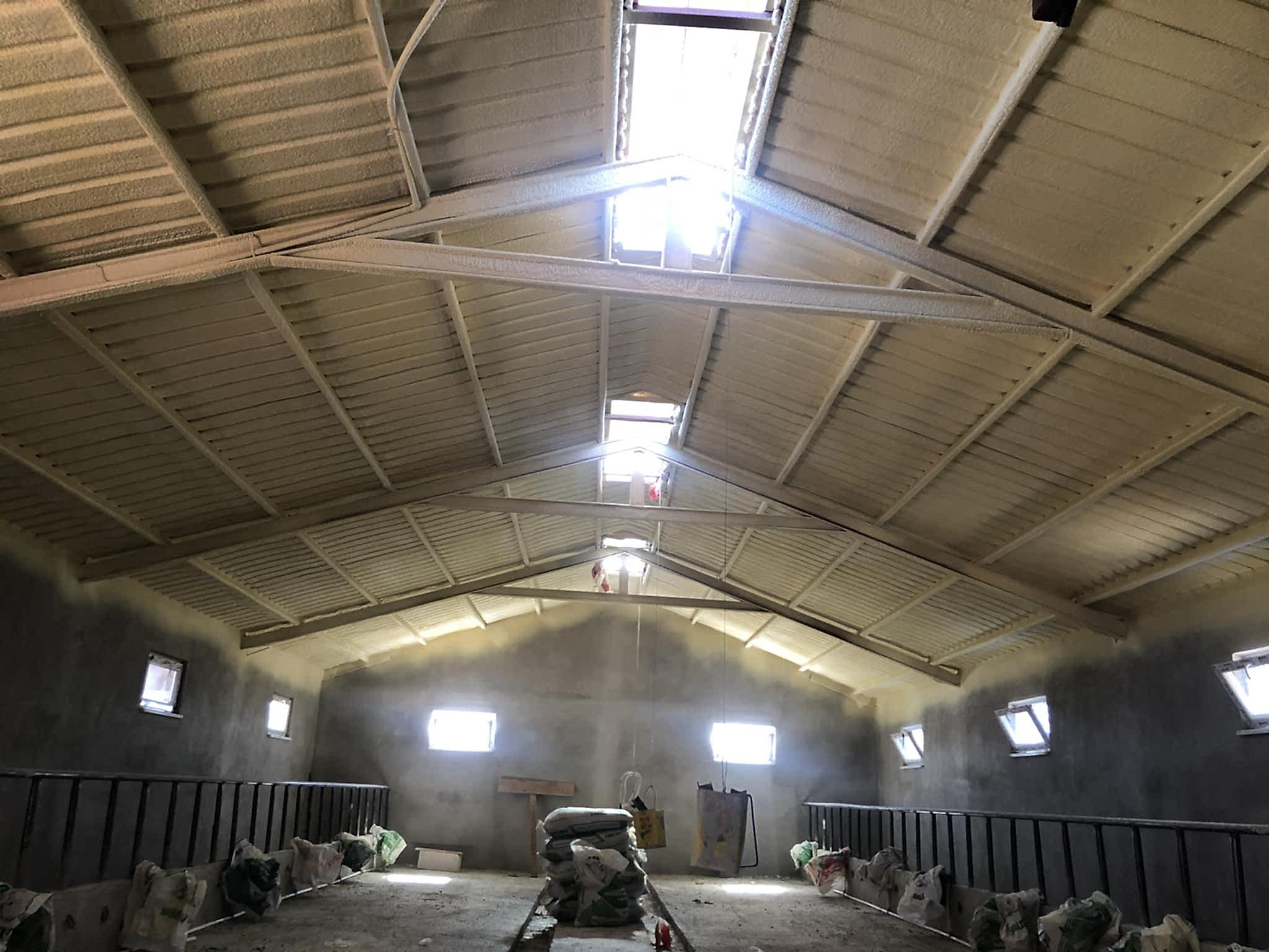 Hayvan Çiftlikleri Sprey Poliüretan Köpük