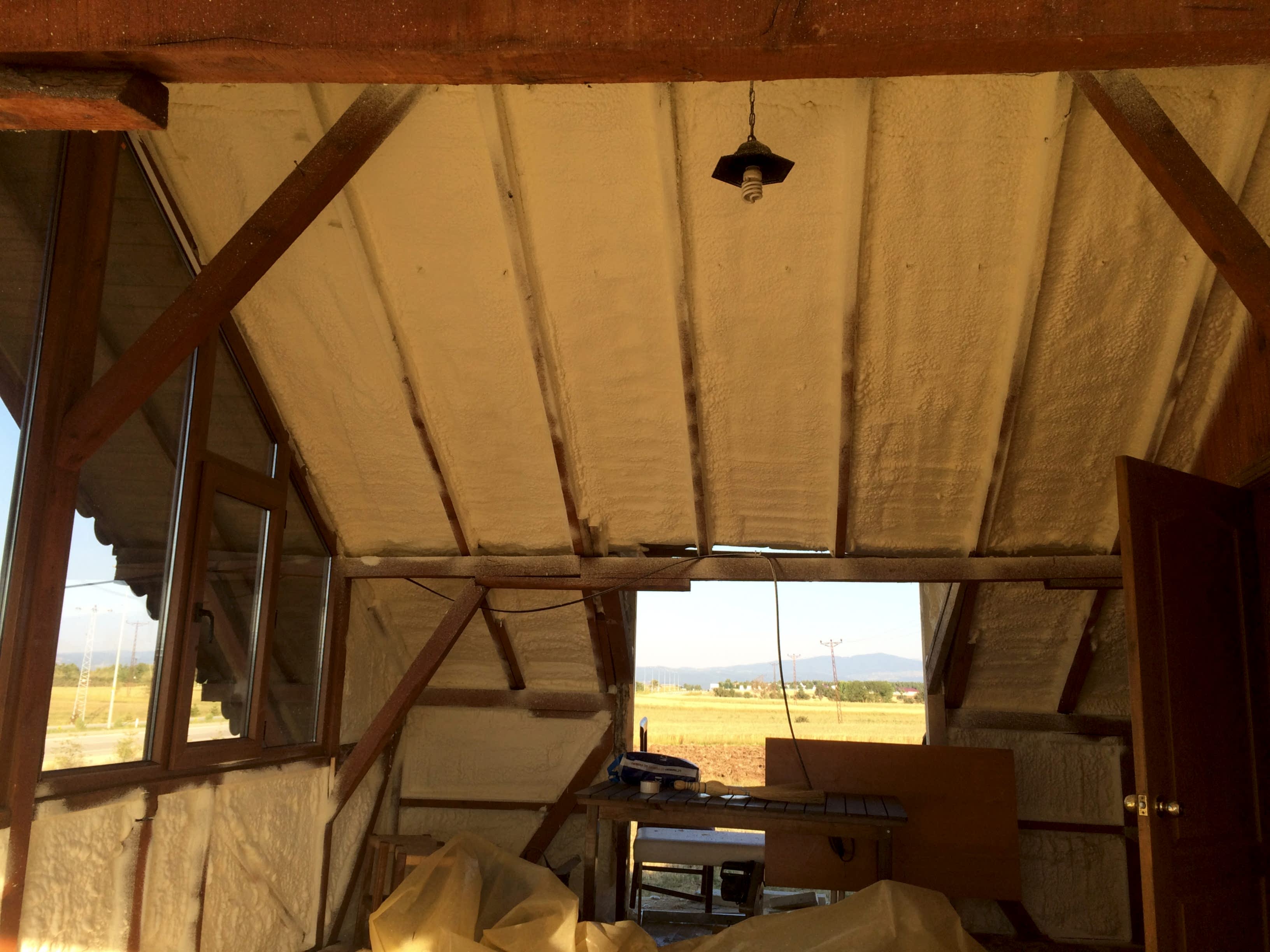 Ahşap Üzeri Sprey Poliüretan Köpük Isı İzolasyonu